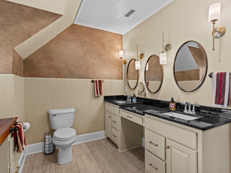 More Photos Of 302 W College St, Enterprise Flex For Sale