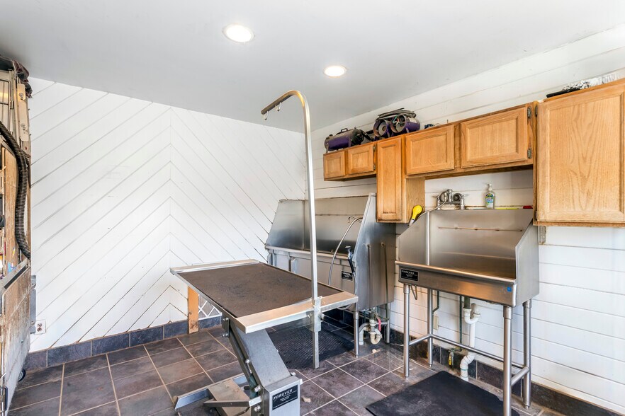 More Photos Of 25 West Neck Rd, Shelter Island Freestanding For Sale