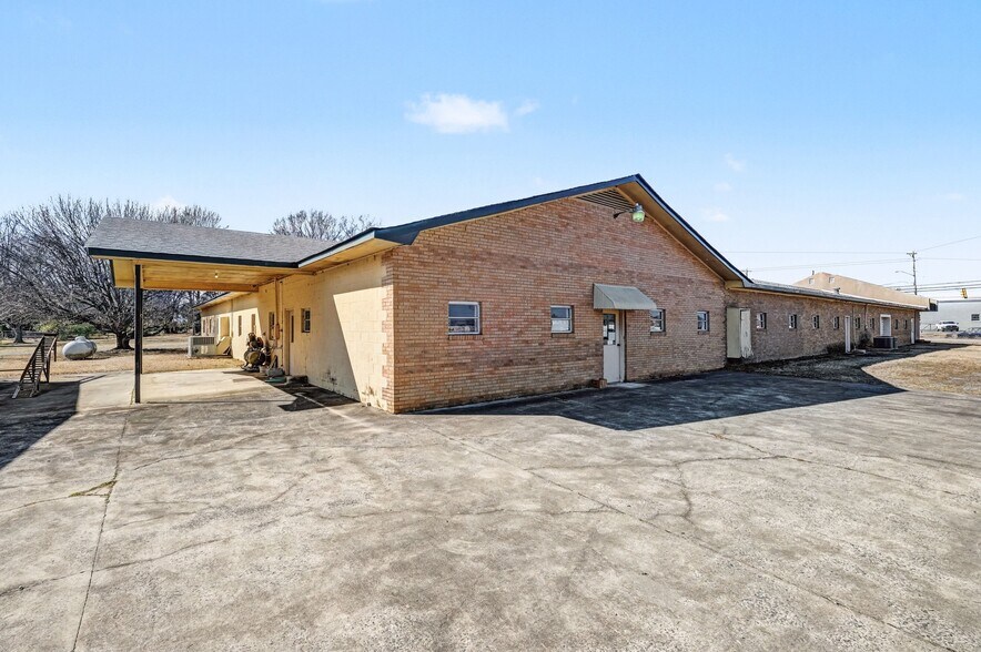 More Photos Of 6402 W Marshville Blvd, Marshville Showroom For Lease