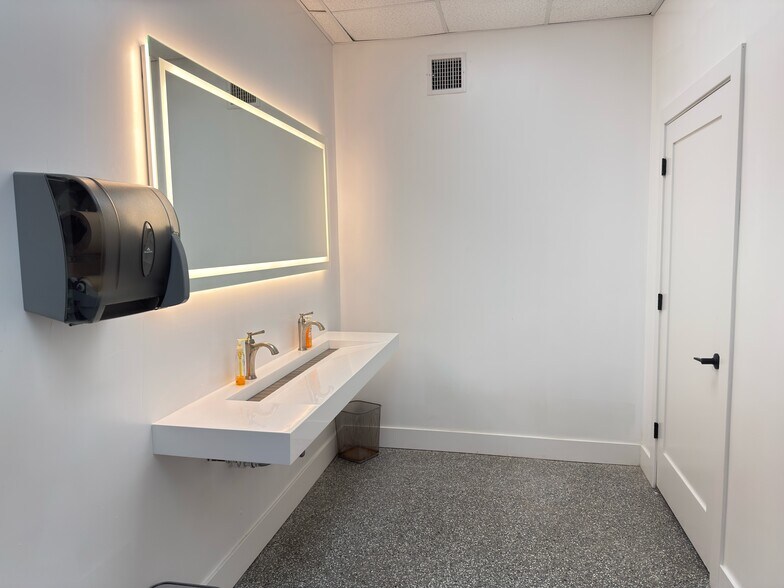 More Photos Of 179 N Main St, Freeport Storefront Retail Office For Lease