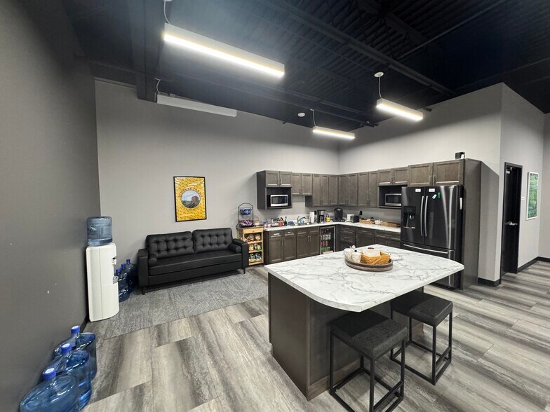 More Photos Of 4432 Ardmore Ave, Fort Wayne Manufacturing For Lease