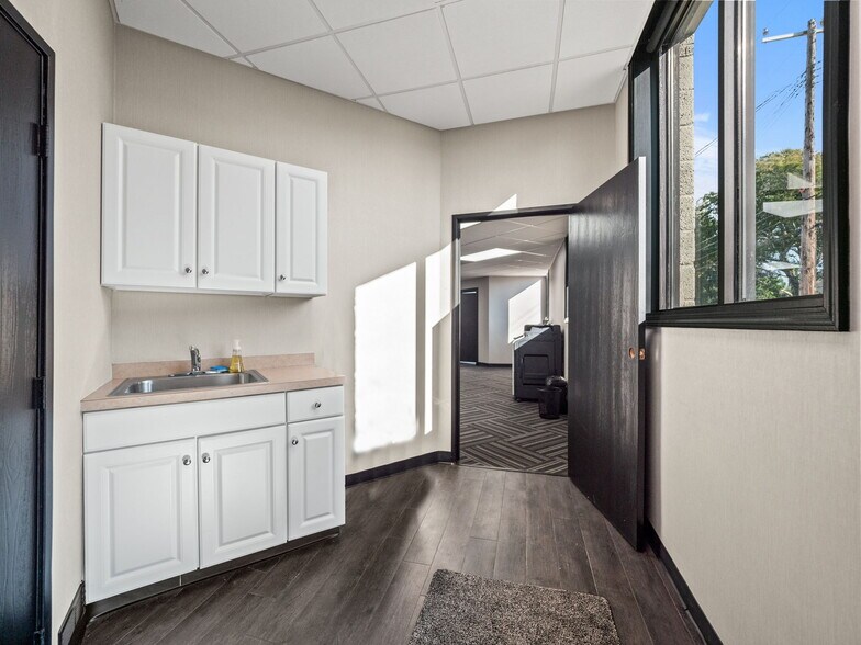 More Photos Of 18000 Mack Ave, Grosse Pointe Park Office Residential For Lease