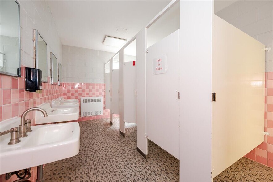 More Photos Of 90 Henry St, Inwood Office For Lease