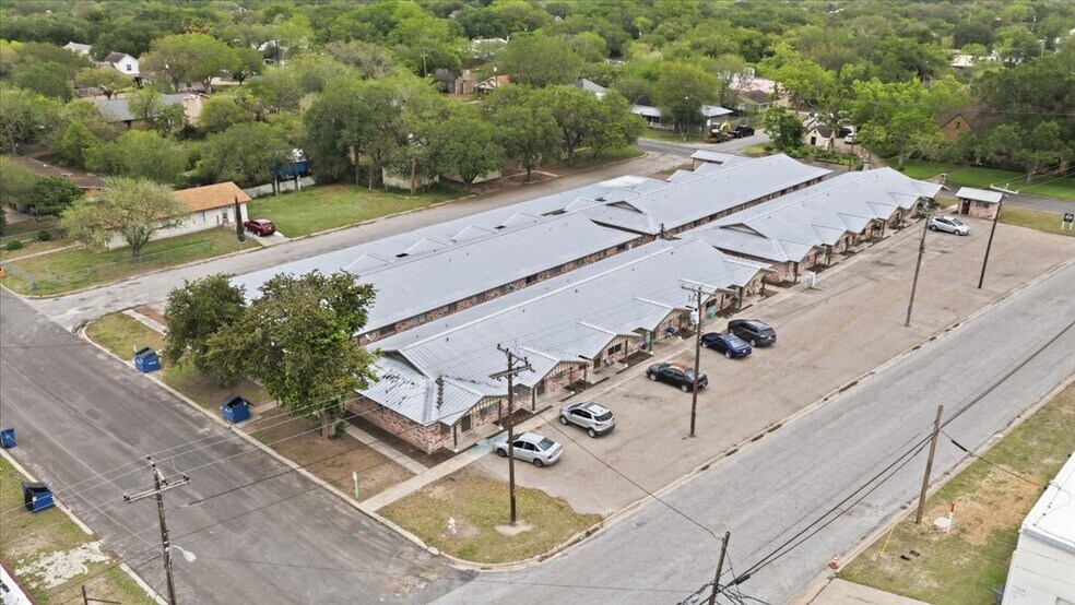 More Photos Of 1400 N Saint Marys St, Beeville Apartments For Sale