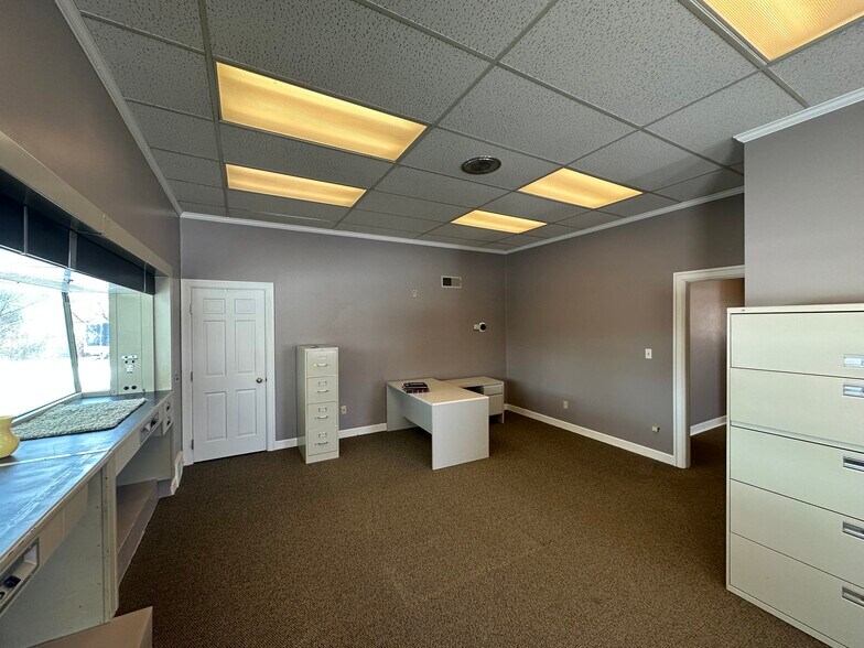 More Photos Of 8275 N 32nd St, Richland Office For Lease
