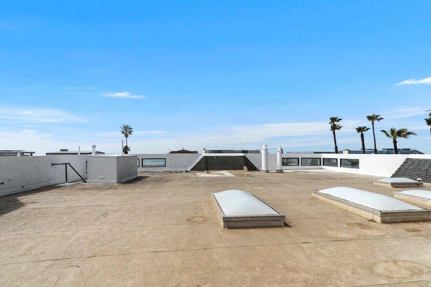 More Photos Of 16585 Pacific Coast Hwy, Sunset Beach Office Residential For Lease