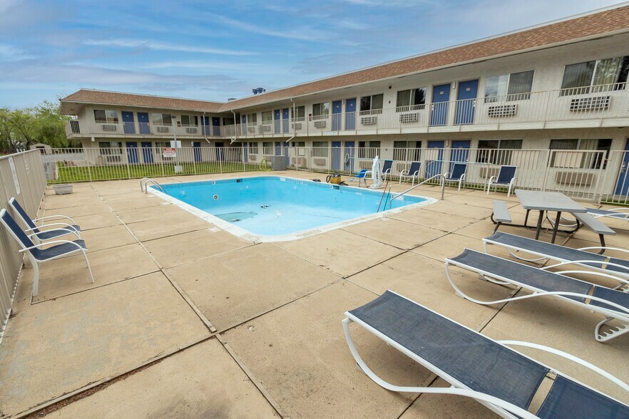 More Photos Of 1309 S Ohlman St, Mitchell Hotel For Sale