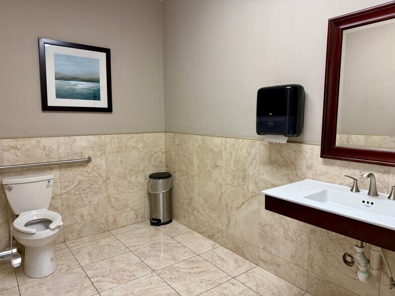 More Photos Of 1442 Military Cutoff Rd, Wilmington Medical For Lease