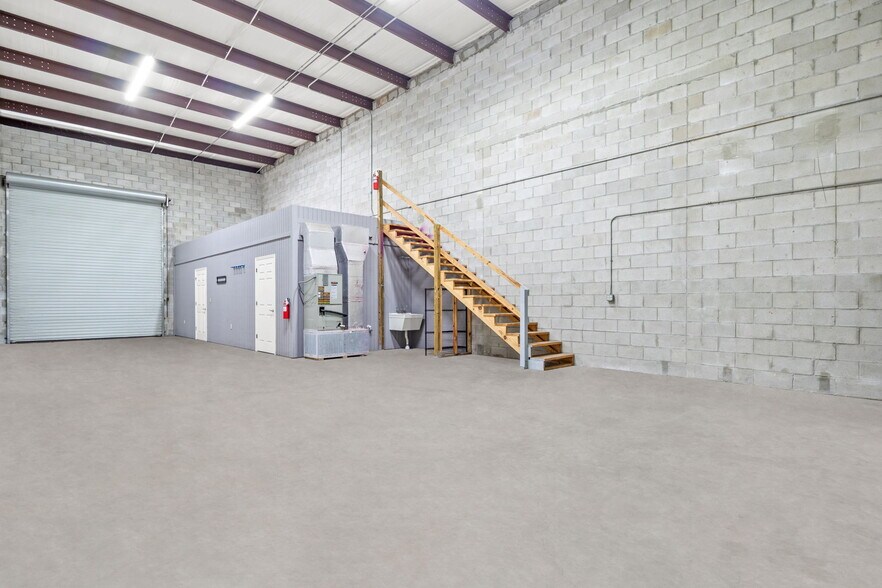 More Photos Of 7949 Atlantic Blvd, Jacksonville Light Distribution For Lease