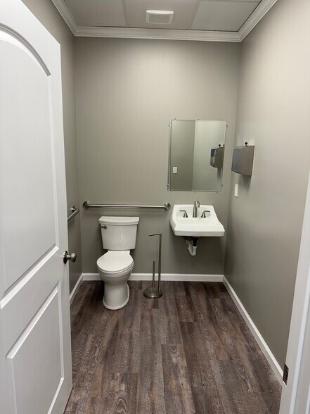 More Photos Of 347 20th St W, Jasper Office For Lease