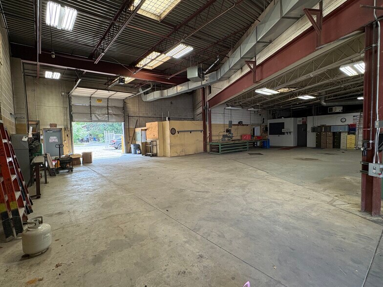 More Photos Of 21520 Groesbeck Hwy, Warren Warehouse For Sale