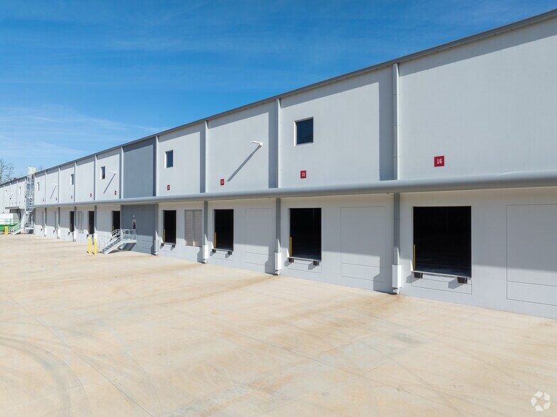 More Photos Of 4326 Avery Dr, Flowery Branch Distribution For Lease