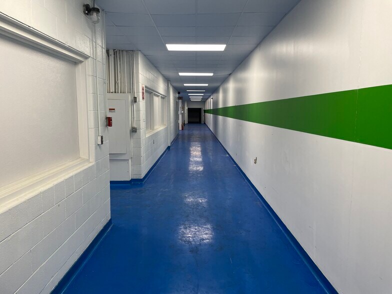 More Photos Of 711 W 9th St, Hobart Manufacturing For Lease