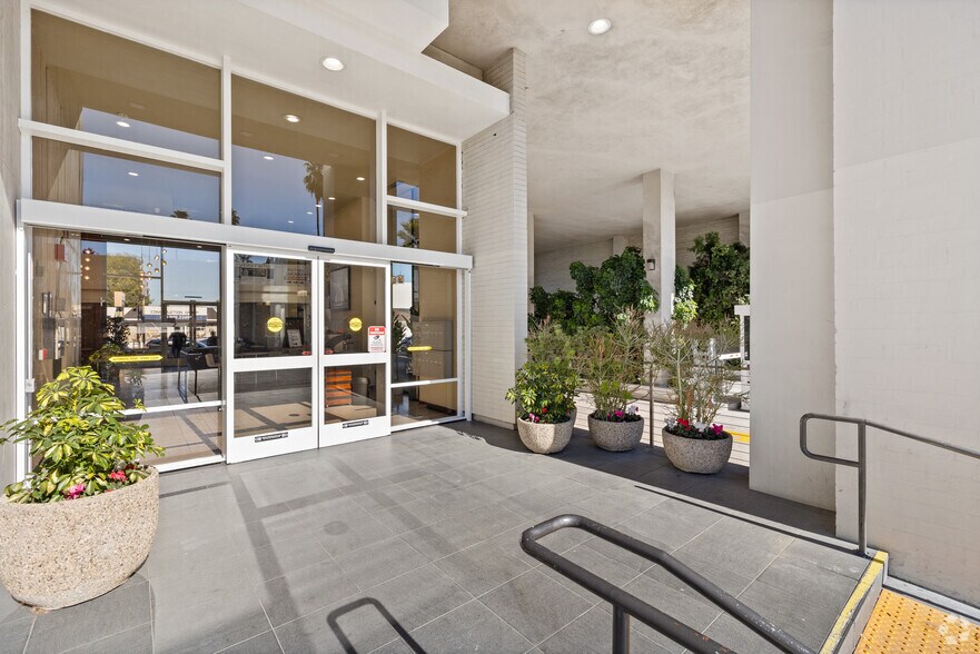 More Photos Of 15720 Ventura Blvd, Encino Office For Lease