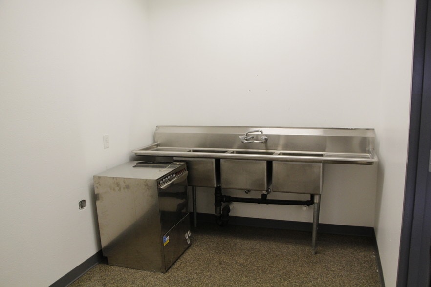 More Photos Of 6700-6800 NE 59th Pl, Portland Warehouse For Lease