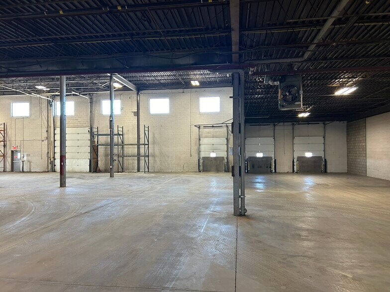More Photos Of 1320 Av De Valleyfield, Laval Warehouse For Lease