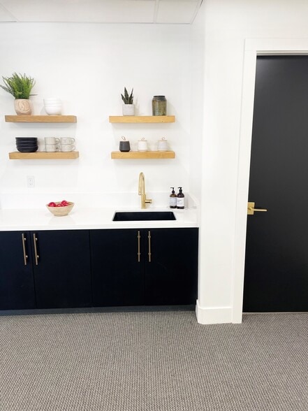 More Photos Of 1525 State St, Santa Barbara Office For Sale