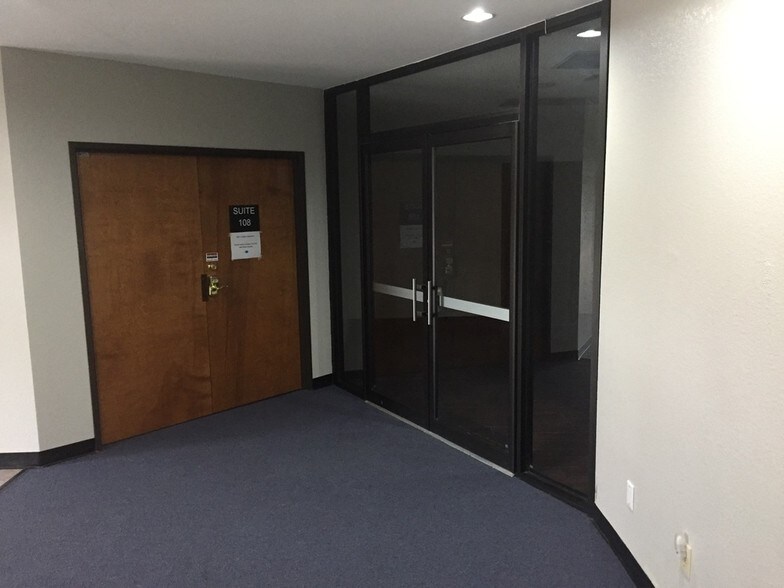 More Photos Of 337 Oaks Trl, Garland Office For Lease