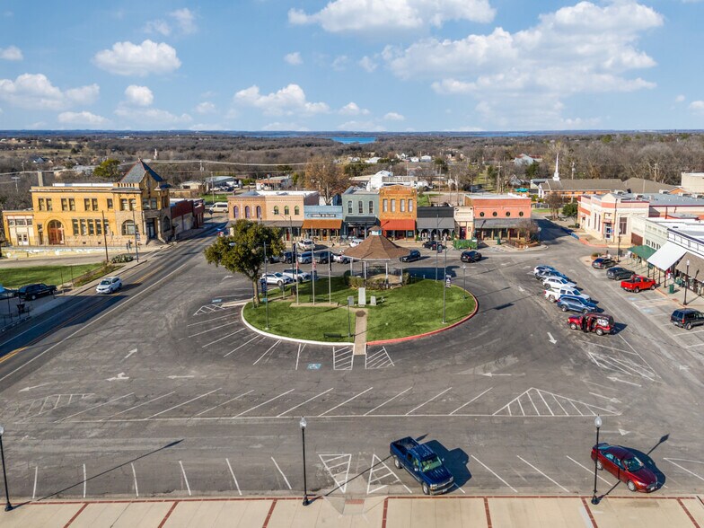 More Photos Of 106 W Main St, Pilot Point Storefront For Lease
