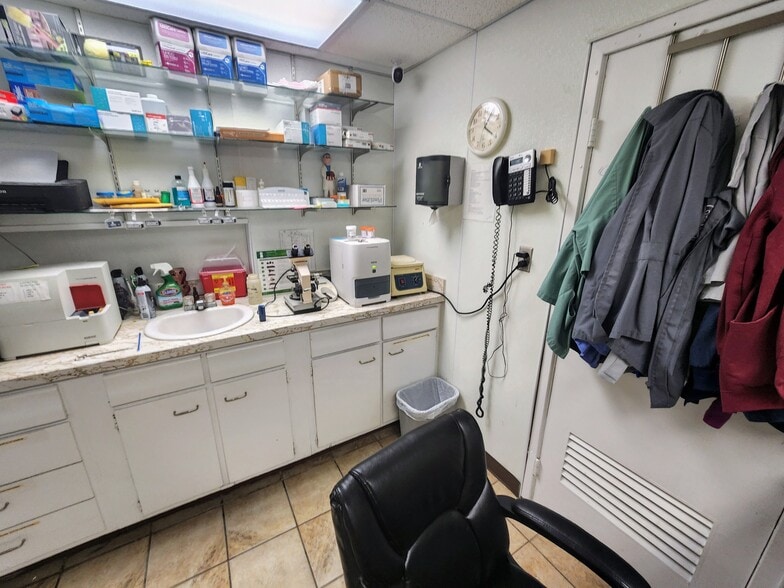 More Photos Of 712 Maccorkle Ave, Charleston Veterinarian Kennel For Sale