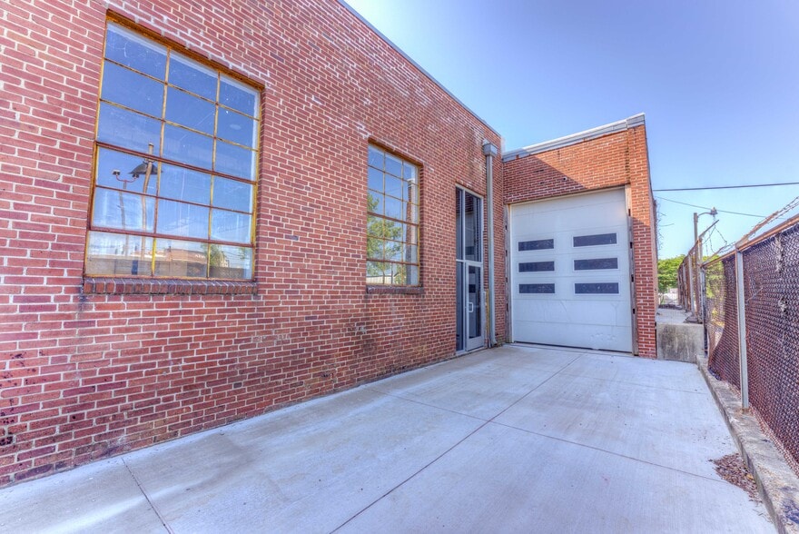 More Photos Of 405 Monroe Ave, Memphis Showroom For Sale