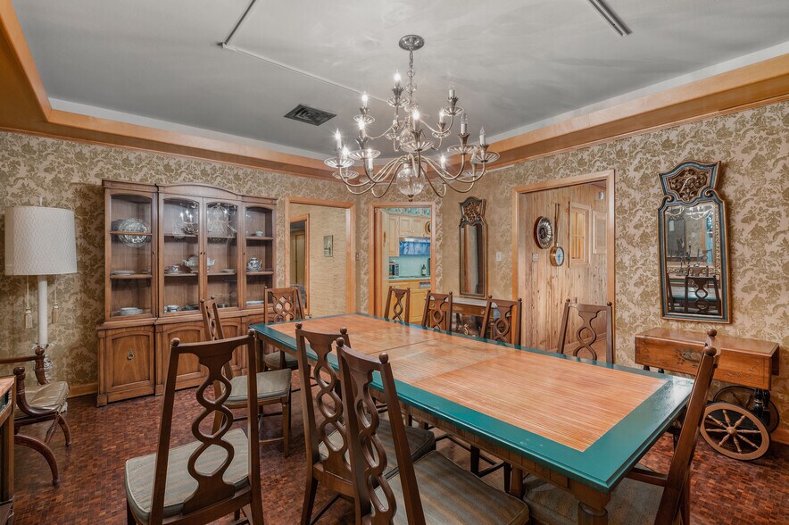 More Photos Of 531 W Main St, Denison Office For Sale