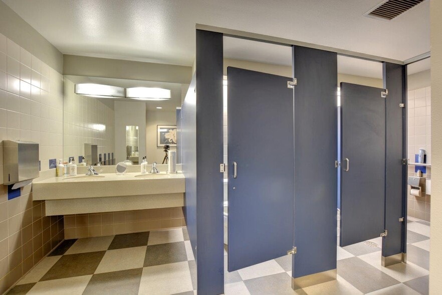 More Photos Of 444 S Haskell St, Central Point Office For Lease