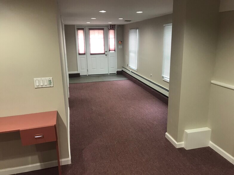 More Photos Of 1008 W Jericho Tpke, Smithtown Office For Lease
