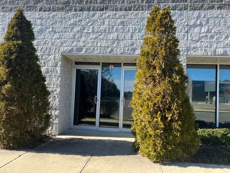 More Photos Of 16 Sawgrass Dr, Bellport Village Warehouse For Lease