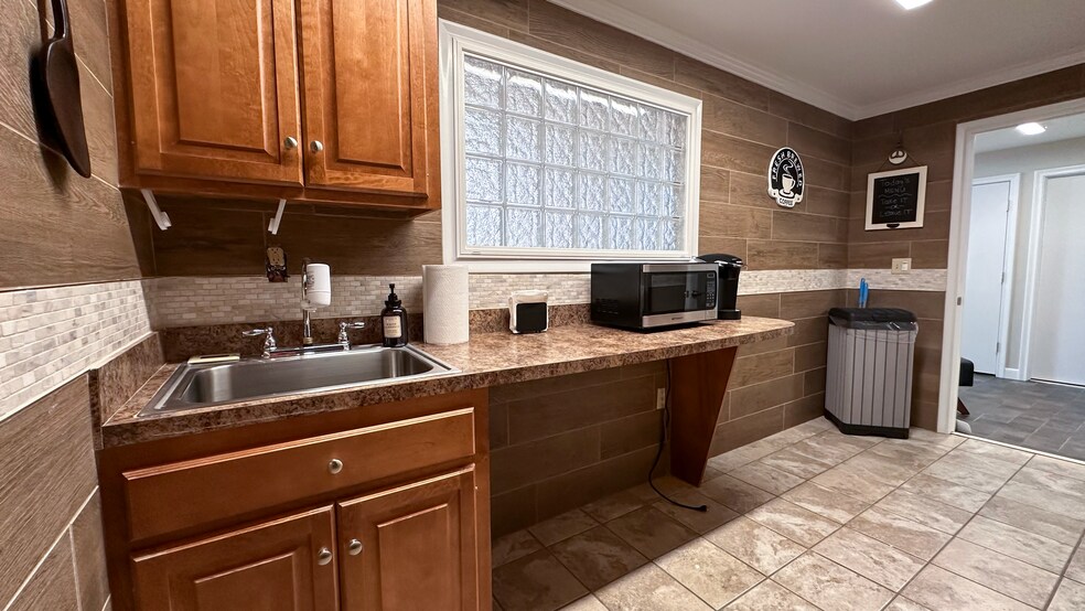 More Photos Of 291 Queen St, Bristol Medical For Lease