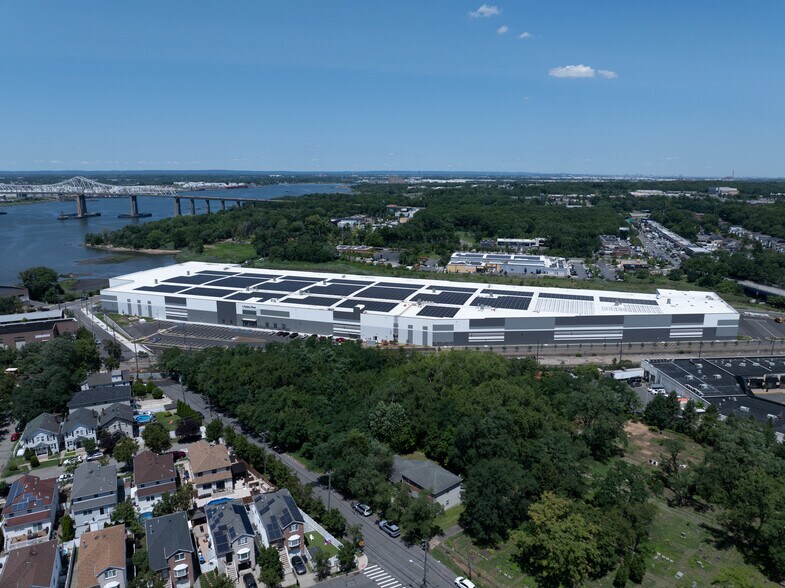 More Photos Of 1 Nassau Pl, Staten Island Warehouse For Lease