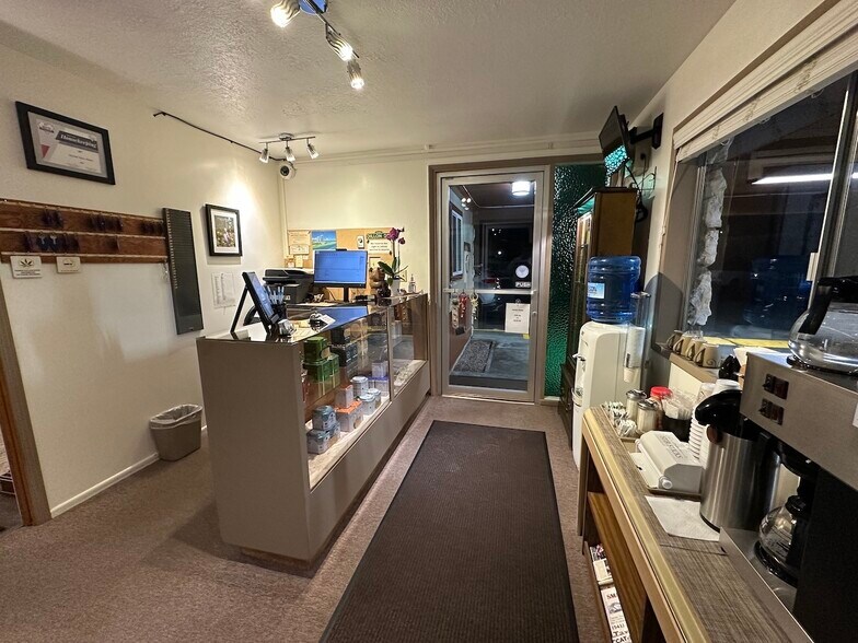 More Photos Of 1010 8th St, Myrtle Point Hotel For Sale