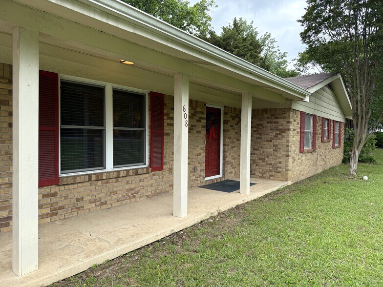 More Photos Of 608 S Pine St, Cabot Flex For Sale