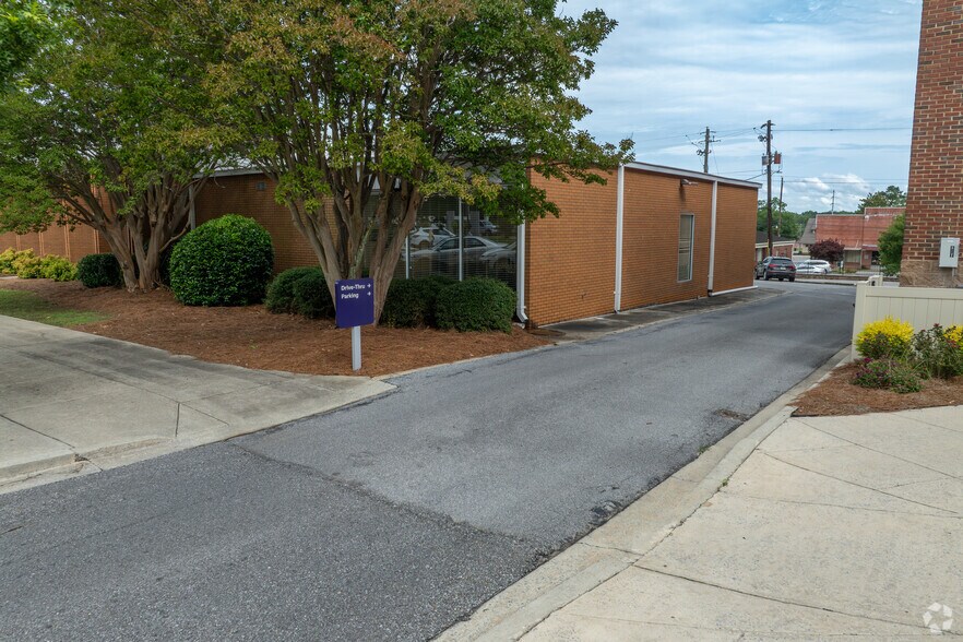 More Photos Of 501 2nd Ave N, Clanton Bank For Sale