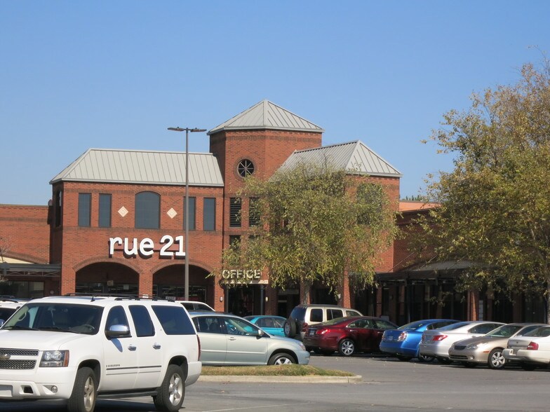 More Photos Of 1001 Market St, Dalton General Retail For Lease
