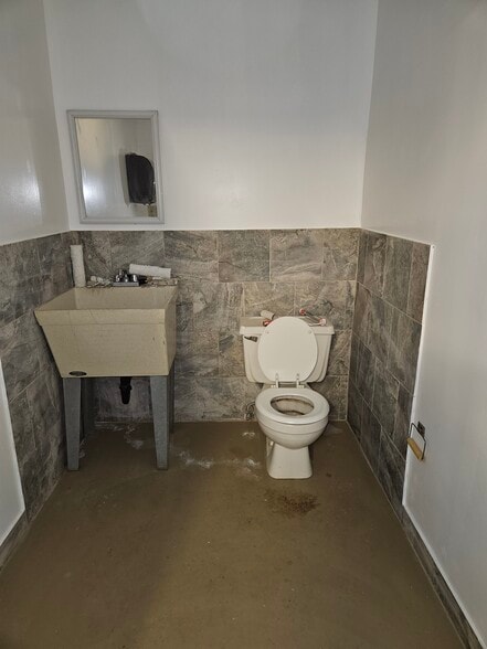 More Photos Of 11 Old Indian Trl, Middlefield Warehouse For Lease