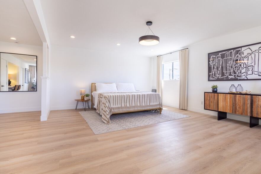 More Photos Of 13123 W Washington Blvd, Los Angeles Showroom For Sale