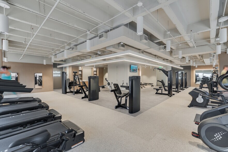 More Photos Of 5949 Sherry Ln, Dallas Office For Sale