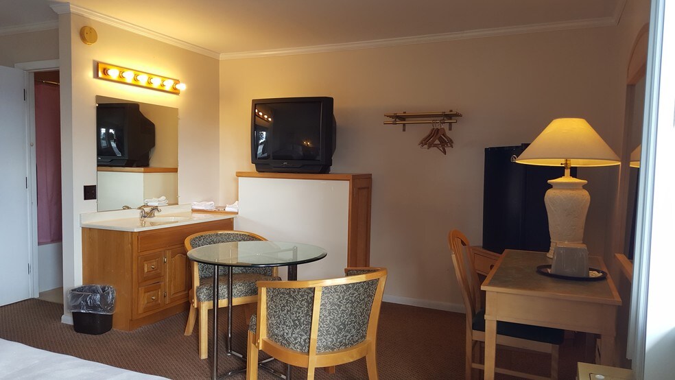 More Photos Of 164 Lake St, Rouses Point Hotel For Sale