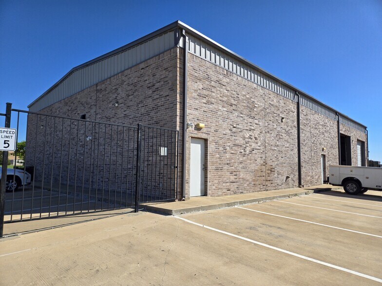 Primary Photo Of 316 Ezell Dr, DeSoto Warehouse For Lease