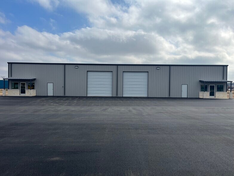 Primary Photo Of 9984 US Highway 87 W, La Vernia Warehouse For Lease