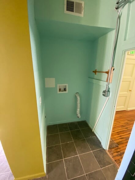 More Photos Of 3815 34th St, Mount Rainier Storefront Retail Office For Lease