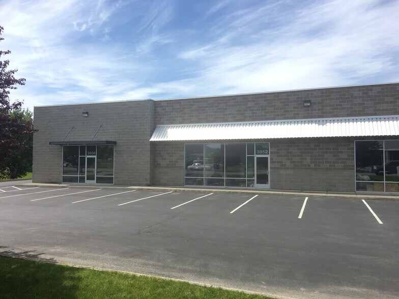 More Photos Of 3846-3856 N Schreiber Way, Coeur d'Alene Showroom For Lease