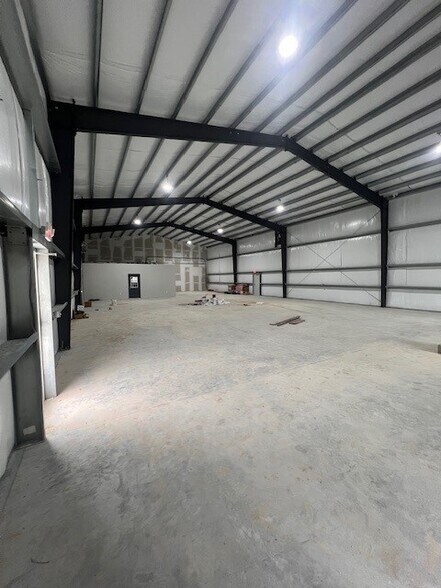 More Photos Of 1723 Grove Point, Savannah Light Distribution For Lease