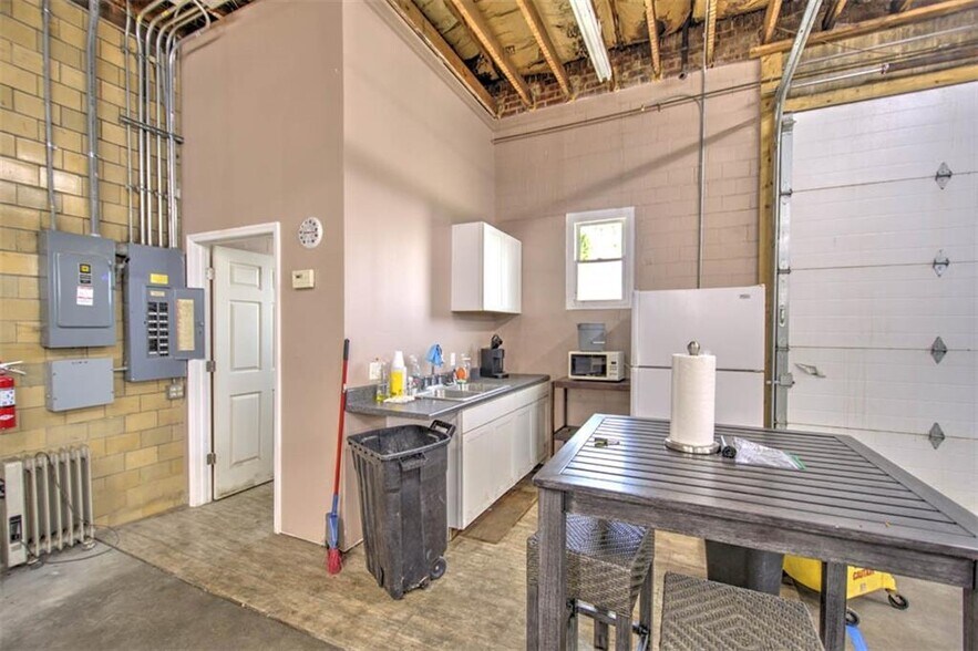 More Photos Of 1050 N Main St, Decatur Office For Sale