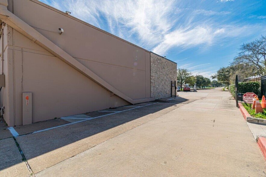 More Photos Of 16522-16536 Park Row, Houston Light Distribution For Lease