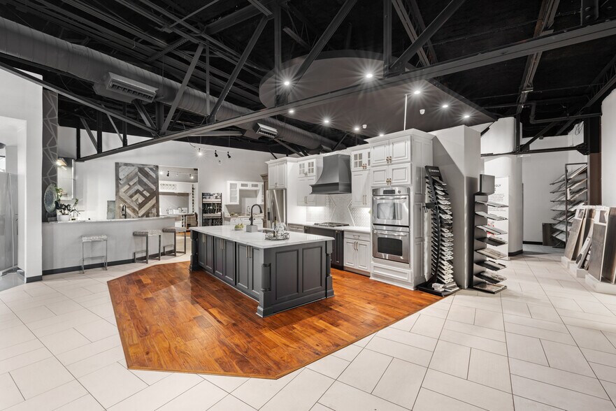 More Photos Of 2866 Poplar Ave, Memphis Storefront Retail Office For Sale