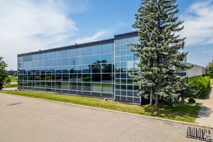 More Photos Of 7075 Pl Robert-Joncas, Saint-Laurent Light Distribution For Lease