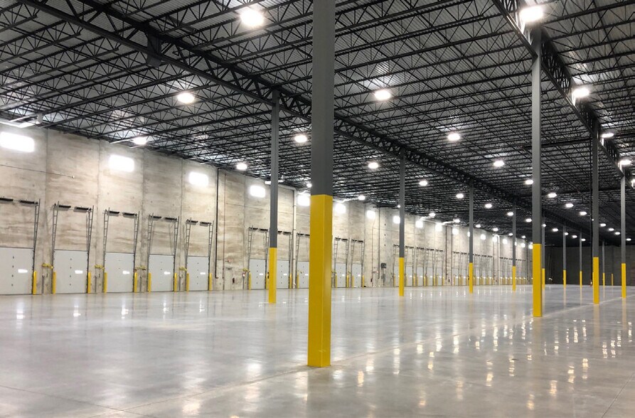 More Photos Of 701 Bilter Rd, Aurora Warehouse For Lease