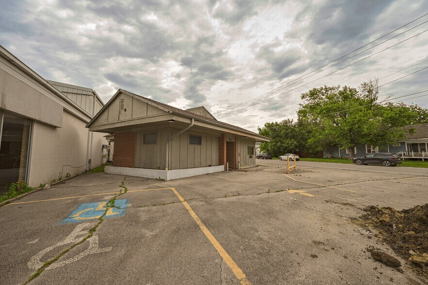 More Photos Of 802 W 8th St, Coffeyville Office For Sale